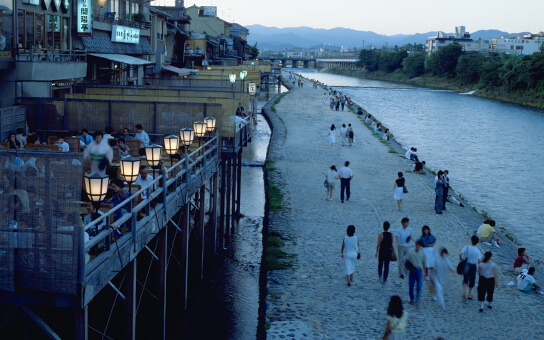 From early summer, you can enjoy outside dining along the Kamo River running through Kyoto City.