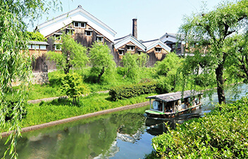 Fushimi once prospered as a port town and entrance to the city. Now, you can enjoy the elegant streets lined with sake breweries by boat.