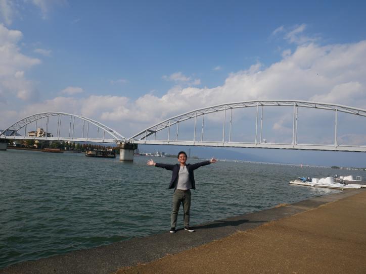 <font size=2 color=blue>We are getting close to the most interesting part of interview and a walk. Took a picture by a bridge which has different shape from others. And here comes a pleasure boat again! It is the second time today. Mr. Yoshida, lucky you!</font>