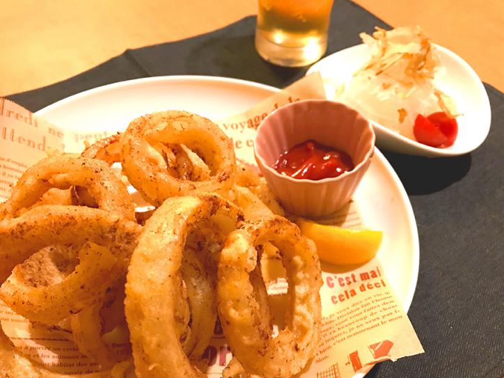 <font color='blue' size='2'>See how big these onion rings are compared to beer at the back!</font>